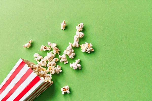 Paquete Palomitas Saladas Que Caen Sobre Fondo Verde — Foto de Stock