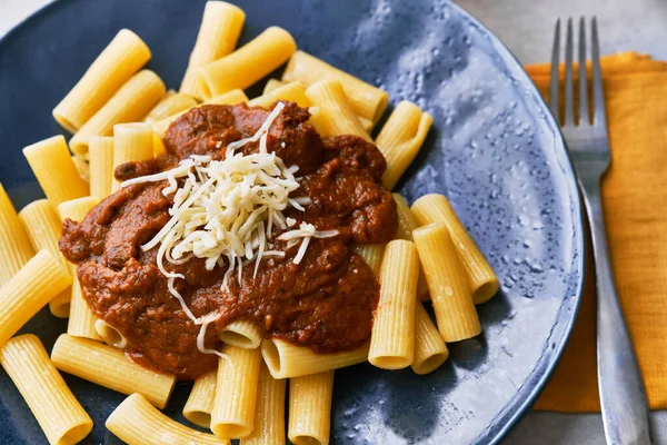 Plaat Van Macaroni Italiaanse Pasta Met Tomatensaus Kaas Een Betonnen — Stockfoto