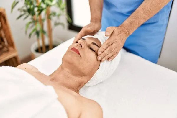 Medioevo Uomo Donna Indossano Uniforme Terapeuta Avendo Sessione Massaggio Facciale — Foto Stock