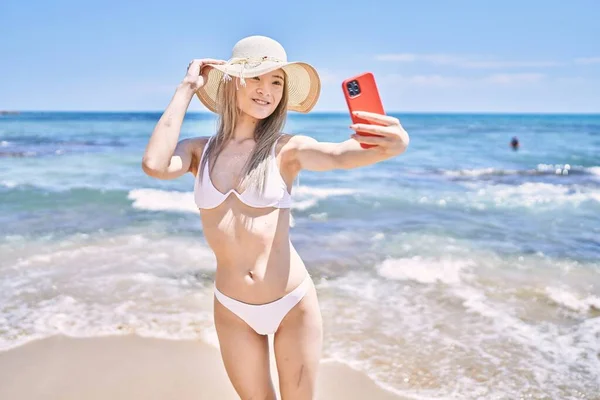 Ung Kinesisk Flicka Bikini Gör Selfie Vid Smartphone Stranden — Stockfoto