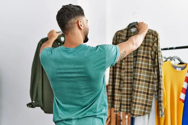 年轻的阿拉伯男子顾客在服装店后视镜购物 — 图库照片