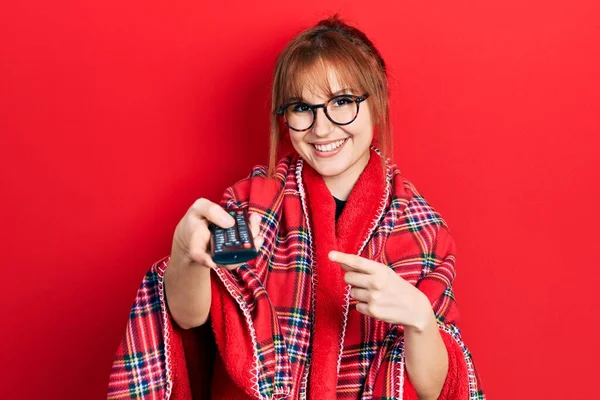 Kızıl Saçlı Genç Bir Kadın Kırmızı Sıcak Kırmızı Bir Battaniyeye — Stok fotoğraf