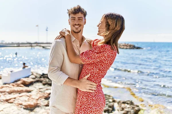 Joven Pareja Hispana Vacaciones Sonriendo Feliz Abrazándose Playa —  Fotos de Stock