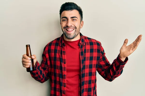 Joven Hispano Bebiendo Una Botella Cerveza Celebrando Victoria Con Sonrisa — Foto de Stock