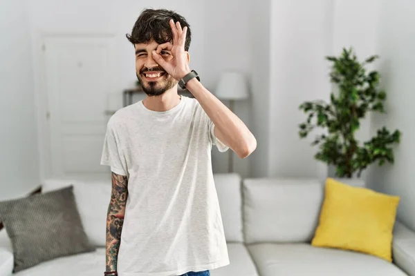 Homem Hispânico Com Barba Sala Estar Casa Fazendo Gesto Com — Fotografia de Stock