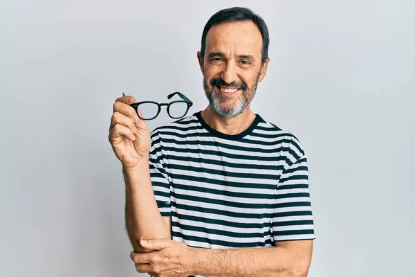 Hispánec Středního Věku Oblečený Neformálních Šatů Brýlemi Náručí Šťastně Chladně — Stock fotografie