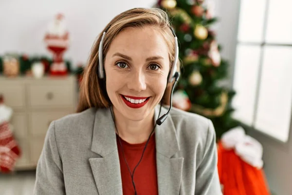 Junge Kaukasische Callcenter Agentin Arbeitet Hause Weihnachtsbaum — Stockfoto