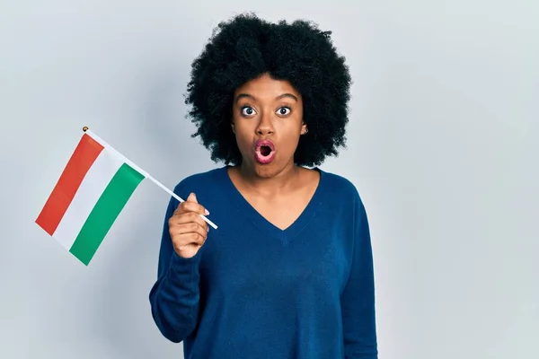 Молодая Африканская Американка Держащая Венгерский Флаг Испуганная Изумленная Открытым Ртом — стоковое фото