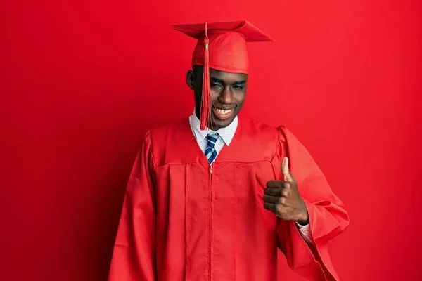 Mezuniyet Şapkası Tören Cübbesi Takan Genç Afro Amerikalı Adam Elleriyle — Stok fotoğraf