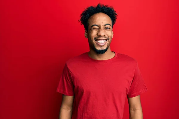 Jonge Afro Amerikaanse Man Met Baard Casual Rood Shirt Knipogen — Stockfoto