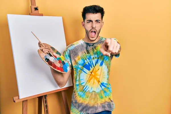 Jeune Homme Hispanique Debout Dessin Avec Palette Par Peintre Chevalet — Photo