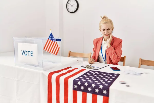 Красива Біла Жінка Яка Працює Політичній Кампанії Торкається Рота Рукою — стокове фото