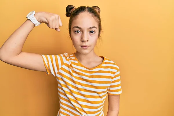 Schöne Brünette Kleine Mädchen Trägt Lässig Gestreiftes Shirt Starke Person — Stockfoto