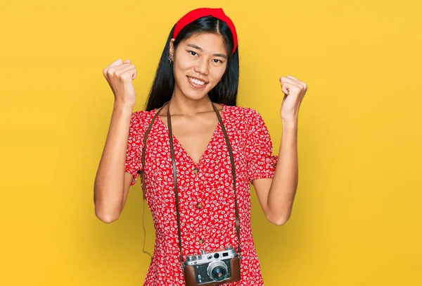 Mooie Jonge Aziatische Vrouw Dragen Jurk Vintage Camera Schreeuwen Trots — Stockfoto