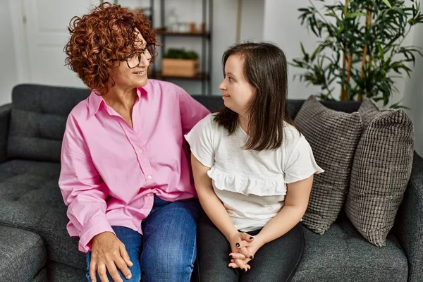 Volwassen Moeder Syndroom Dochter Thuis — Stockfoto