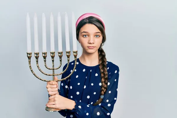 Menina Morena Jovem Segurando Vela Judia Menorah Hanukkah Relaxado Com — Fotografia de Stock