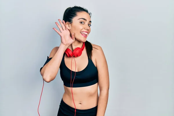 Jovem Hispânica Vestindo Roupas Ginástica Usando Fones Ouvido Sorrindo Com — Fotografia de Stock