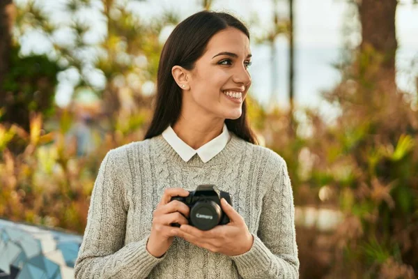Joven Mujer Hispana Sonriendo Feliz Usando Cámara Ciudad — Foto de Stock
