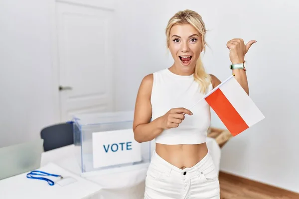 Joven Mujer Caucásica Las Elecciones Campaña Política Sosteniendo Bandera Polonia —  Fotos de Stock