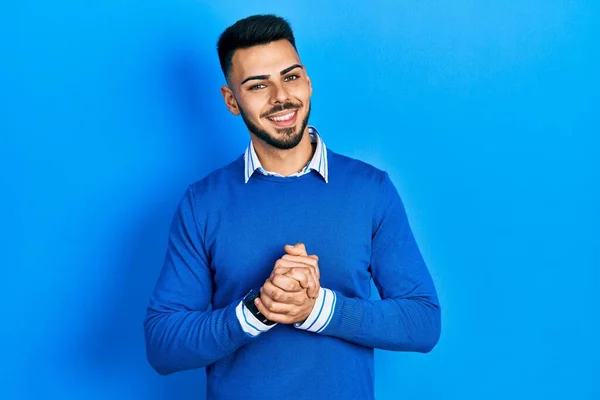 Junger Hispanischer Mann Mit Bart Lässigem Blauem Pullover Die Hände — Stockfoto