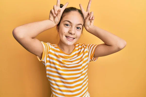 Mooi Brunette Klein Meisje Dragen Casual Gestreept Shirt Poseren Grappig — Stockfoto