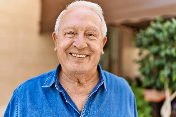 Homem Sênior Com Cabelos Grisalhos Feliz Livre Dia Ensolarado Sorrindo — Fotografia de Stock