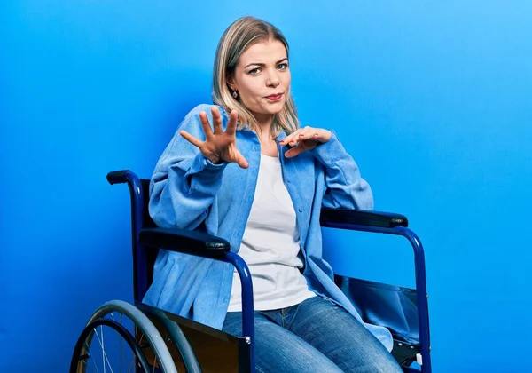 Красивая Белая Женщина Сидящая Инвалидной Коляске Отвратительным Выражением Лица Недовольная — стоковое фото