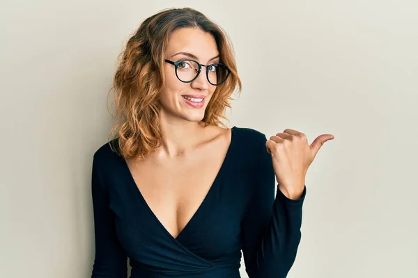 Junge Kaukasische Frau Mit Businesshemd Und Brille Lächelt Mit Glücklichem — Stockfoto