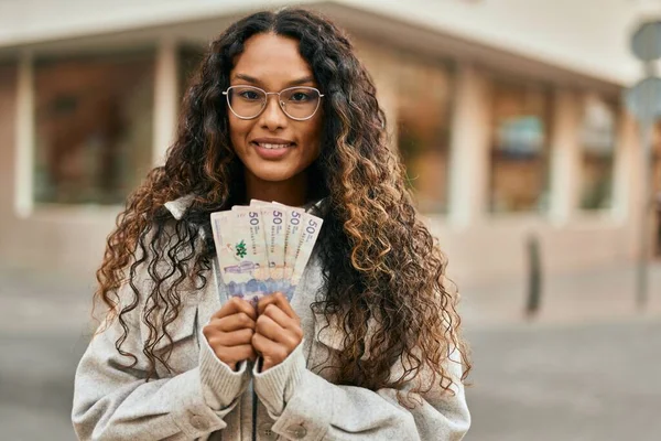 Jovem Mulher Latina Sorrindo Feliz Segurando Notas Colômbia Pesos Cidade — Fotografia de Stock