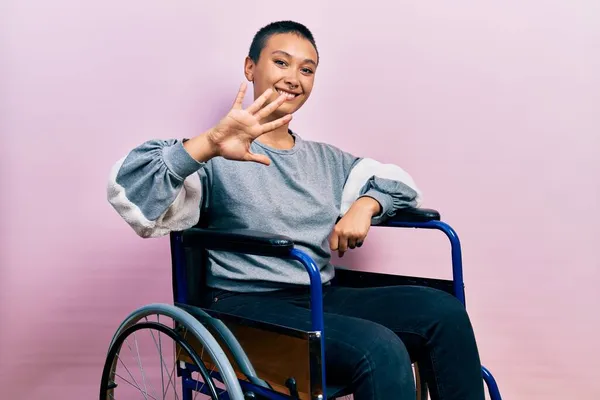 Красивая Латиноамериканка Короткими Волосами Сидящая Инвалидном Кресле Показывающая Пальцами Номер — стоковое фото