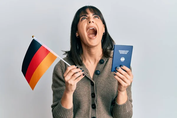 Mujer Hispana Joven Sosteniendo Bandera Alemania Pasaporte Enojado Loco Gritando —  Fotos de Stock