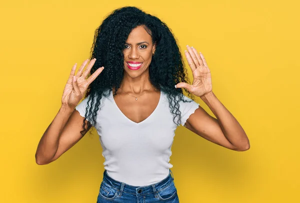 Femme Afro Américaine Moyen Âge Portant Shirt Blanc Décontracté Montrant — Photo