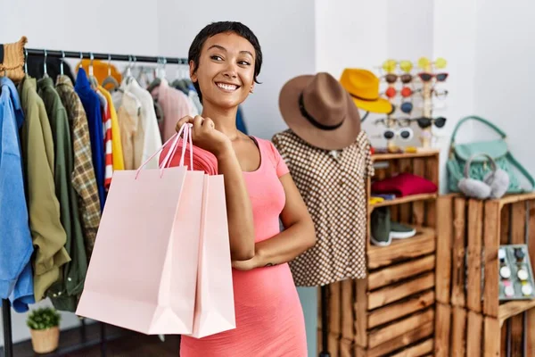 Jovem Mulher Hispânica Cliente Sorrindo Confiante Segurando Sacos Compras Loja — Fotografia de Stock
