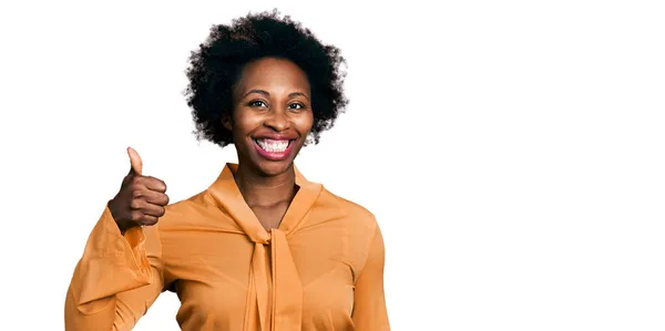 Afrikaans Amerikaanse Vrouw Met Afro Haar Dragen Elegante Shirt Glimlachen — Stockfoto