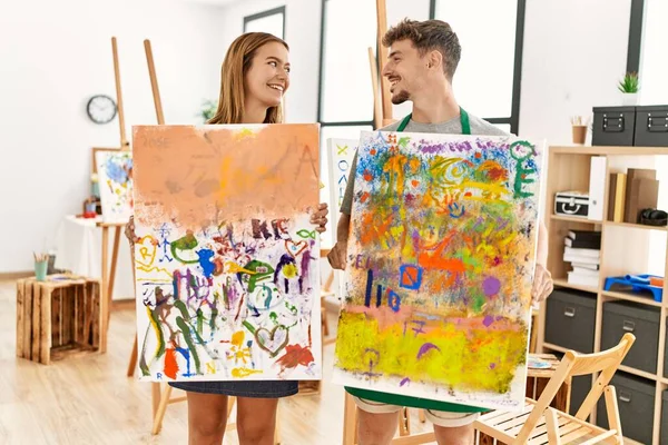 Mladý Hispánský Umělec Pár Usměvavý Šťastný Ukazující Plátno Čerpat Uměleckém — Stock fotografie