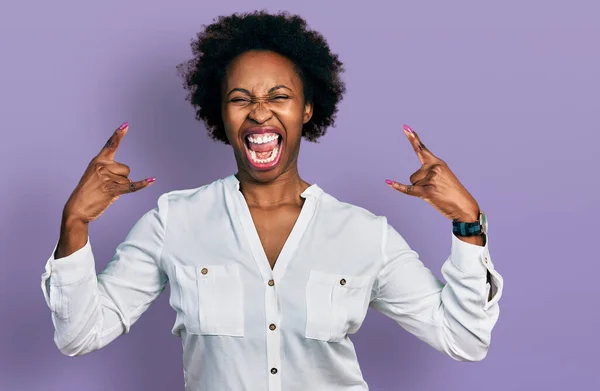 Femme Afro Américaine Aux Cheveux Afro Portant Shirt Blanc Décontracté — Photo