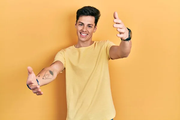 Sarı Bir Tişört Giyen Genç Spanyol Adam Kameraya Sarılıp Gülümsüyor — Stok fotoğraf