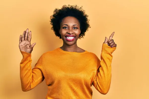 Молода Афроамериканська Жінка Повсякденному Одязі Показує Вказує Вгору Пальцем Номер — стокове фото