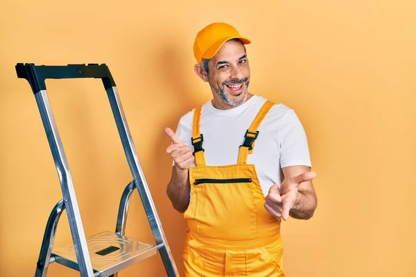 Handsome Middle Age Man Grey Hair Holding Ladder Pointing Fingers — Stockfoto