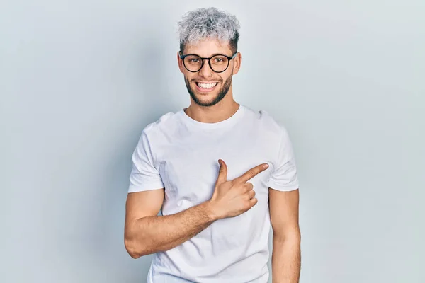 Modern Boyalı Saçlı Beyaz Tişörtlü Gözlüklü Yüzünde Gülümseme Olan Mutlu — Stok fotoğraf