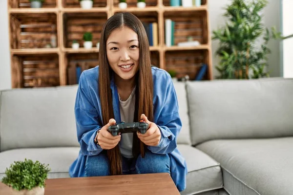 Jovem Chinesa Jogando Videogame Sentado Sofá Casa — Fotografia de Stock