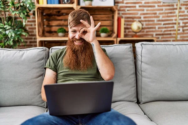 Homme Rousse Avec Une Longue Barbe Aide Ordinateur Portable Assis — Photo