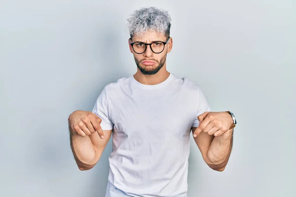Modern Boyalı Saçlı Beyaz Tişörtlü Gözlüklü Üzgün Üzgün Görünen Parmaklarıyla — Stok fotoğraf