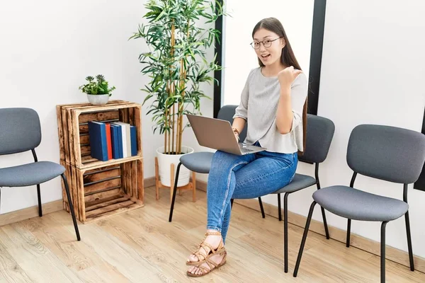 Ung Asiatisk Sjuksköterska Kvinna Sitter Väntrummet Med Laptop Pekar Tummen — Stockfoto