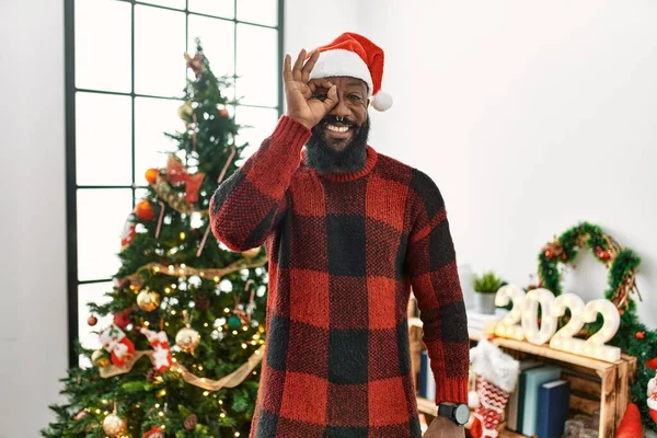 African American Man Wearing Santa Claus Hat Standing Christmas Tree — Stok fotoğraf