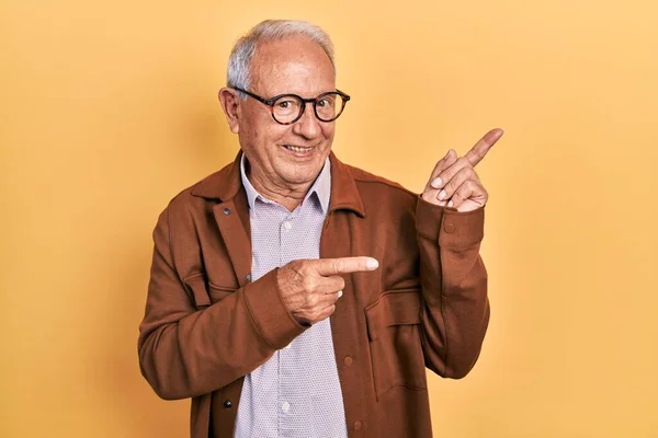 Starší Muž Šedými Vlasy Neformální Bundě Brýlích Úsměvem Při Pohledu — Stock fotografie