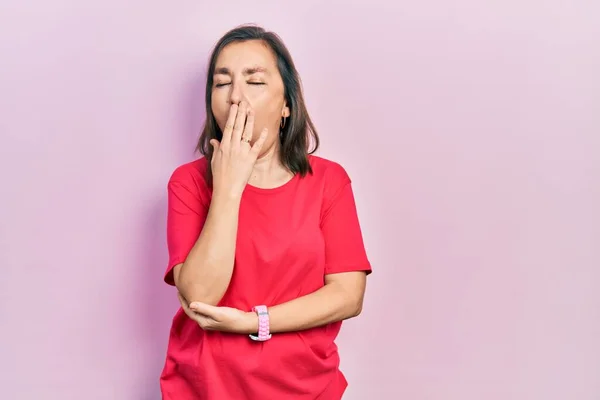 Mujer Hispana Mediana Edad Vistiendo Ropa Casual Aburrida Bostezando Cansada —  Fotos de Stock