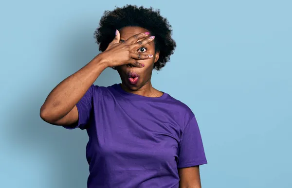 Afroamerikanerin Mit Afrohaaren Trägt Lässiges Lila Shirt Guckt Schockiert Gesicht — Stockfoto