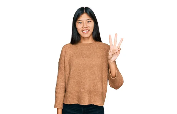 Bela Jovem Ásia Mulher Vestindo Casual Inverno Suéter Mostrando Apontando — Fotografia de Stock