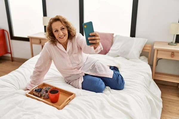 Middle Age Caucasian Woman Having Breakfast Making Selfie Smartphone Bedroom — Stock fotografie